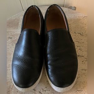 Women’s 7 black vionic slip on sneaker gently used